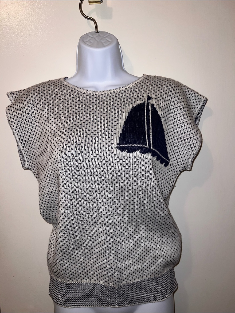 Vintage Women’s Cream Knit Cap-Sleeve Sweater with Navy Sailboat Accent